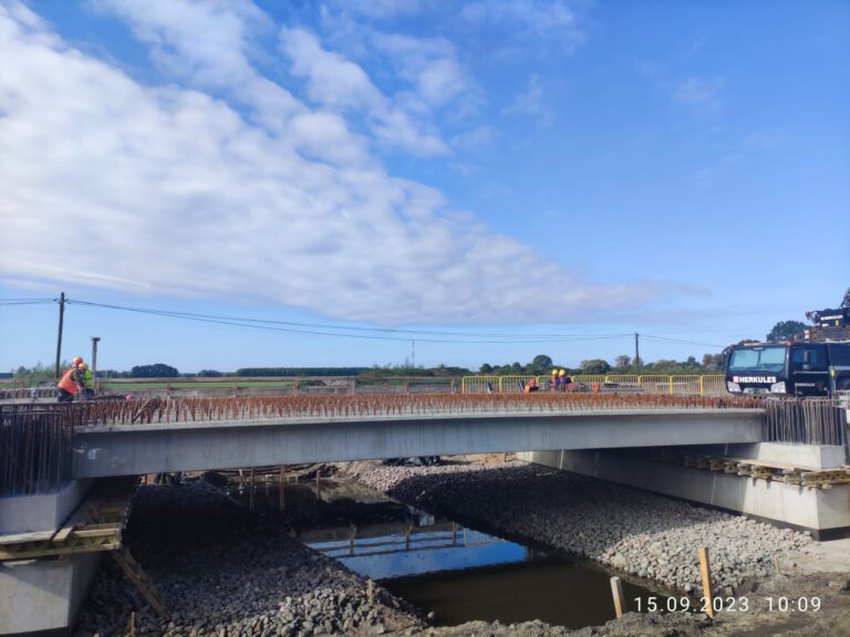 Trwają prace na zadaniu „Rozbiórka istniejącego i budowa nowego mostu w ciągu drogi wojewódzkiej 157 w km 0+545 w m. Sierosławice”.